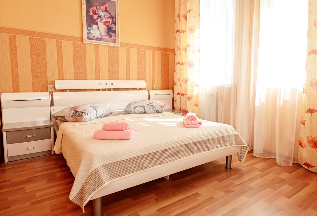 Лилия — Трёхместный номер двухкомнатный люкс с балконом