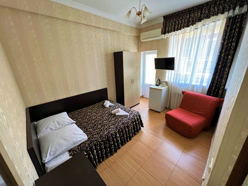 21 Век — Трёхместный номер с балконом