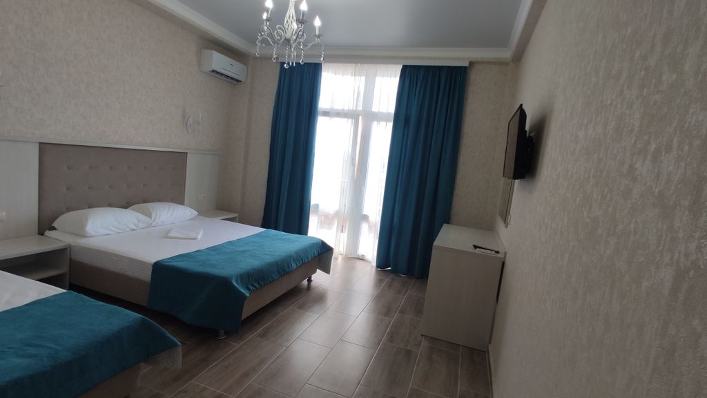 Акрос — Трёхместный номер с балконом