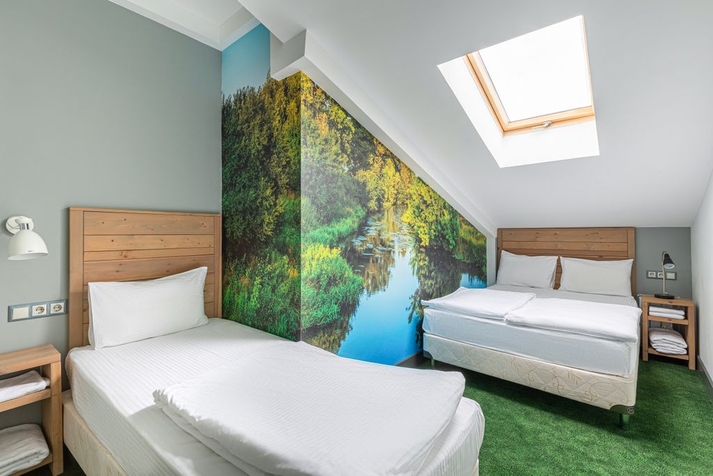 Весна — Трёхместный номер с одной двуспальной кроватью, одной односпальной кроватью и общей ванной комнатой