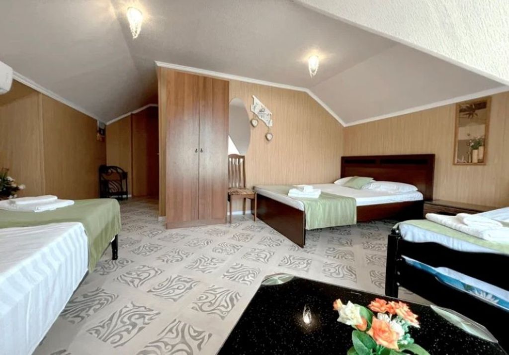 ЛиАрт — Четырёхместный номер на мансардном этаже