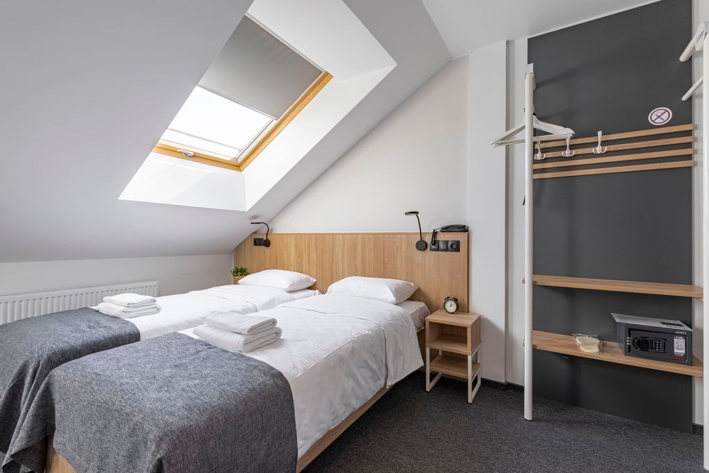 izzzi у Гостиного двора — Двухместный номер с 2 отдельными кроватями Mansarda comfort с кондиционером