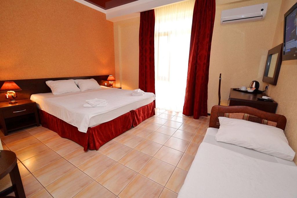 Acropolis Palace — Трёхместный номер с балконом