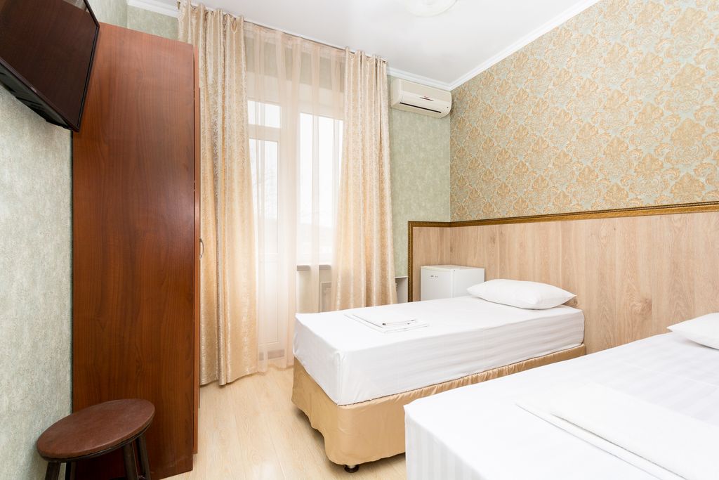 Корона — Двухместный номер с 2 отдельными кроватями Стандарт Твин с балконом