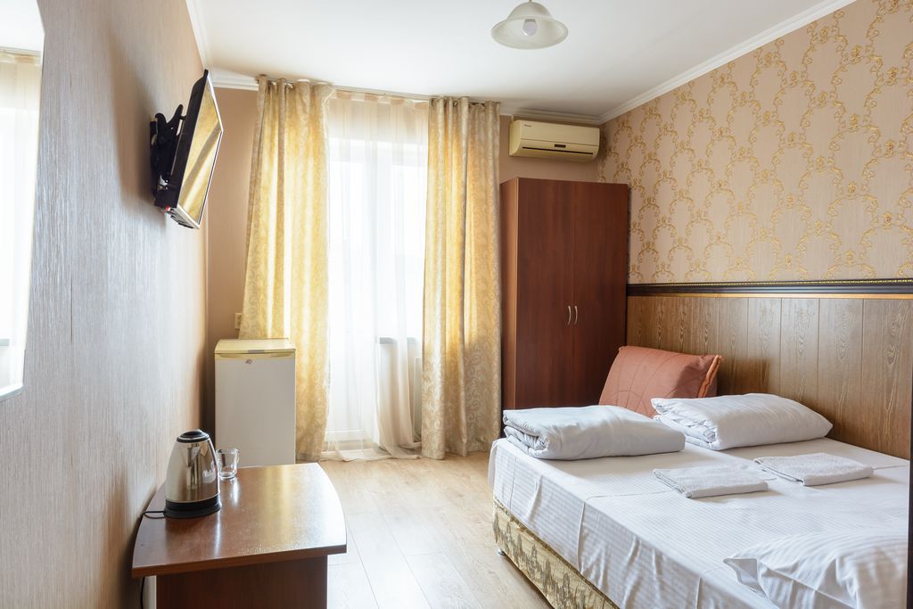 Корона — Трёхместный номер Стандарт с балконом