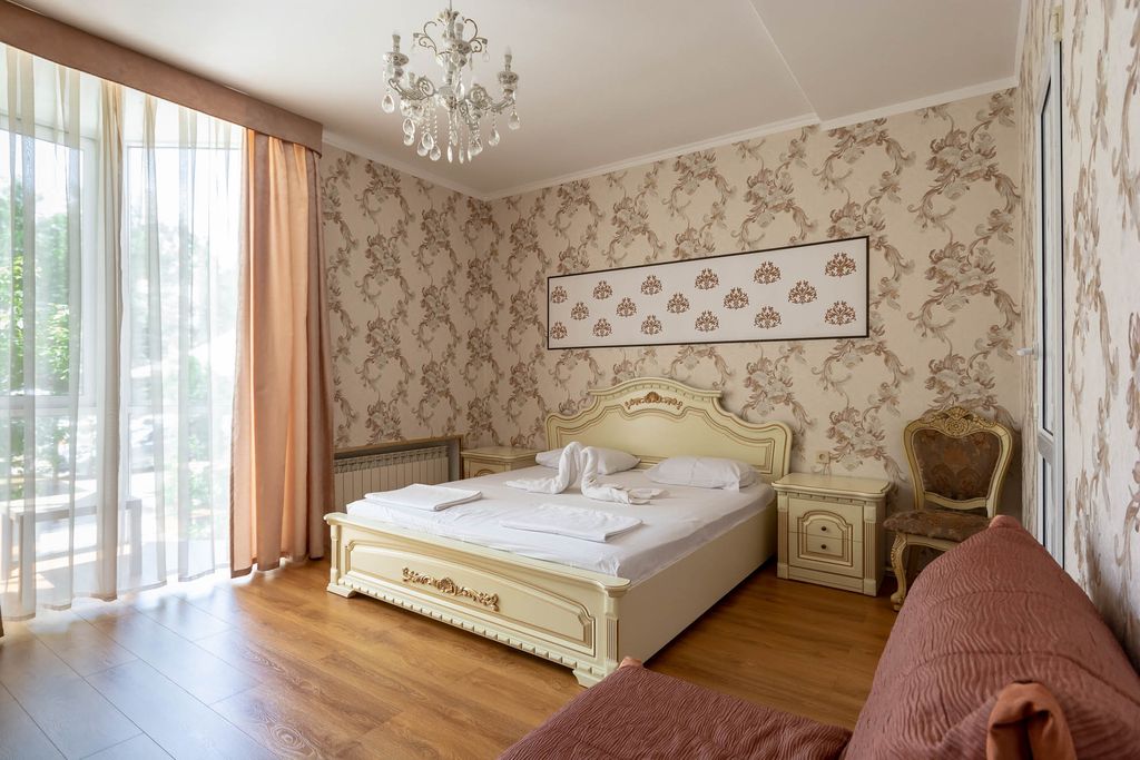 Корона — Трёхместный номер Комфорт с эркером