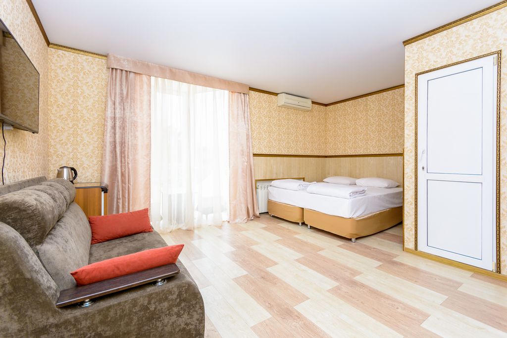 Корона — Четырёхместный номер Комфорт с эркером