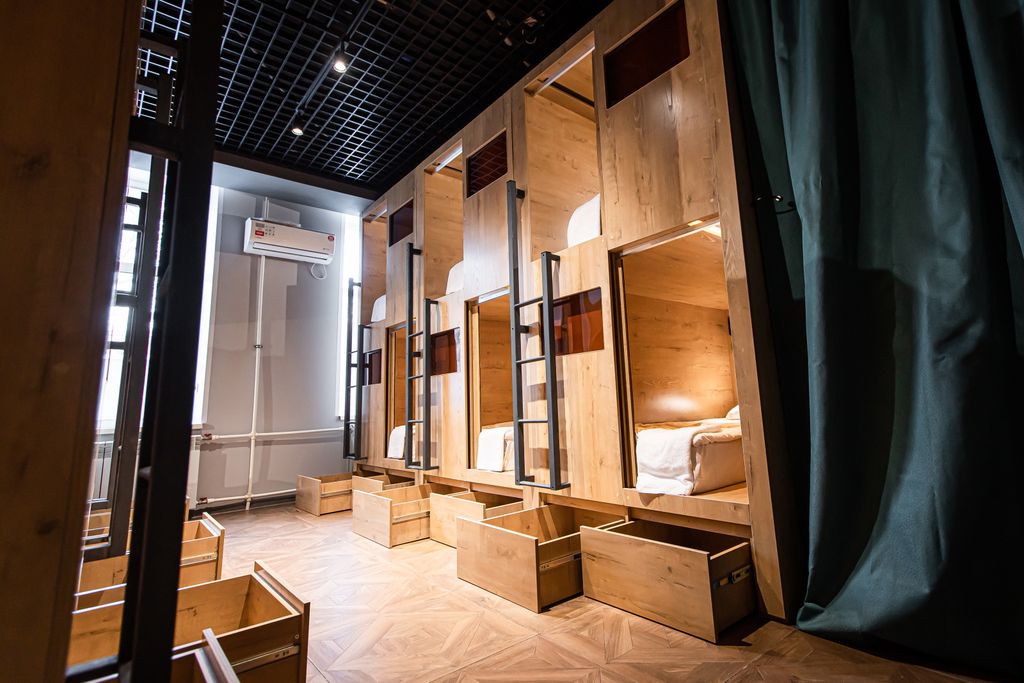 Caps Lock — Многоместный смешанный номер женский