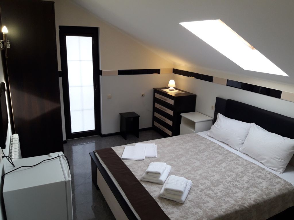 Золотая Роза — Трёхместный номер улучшенный с видом на горы