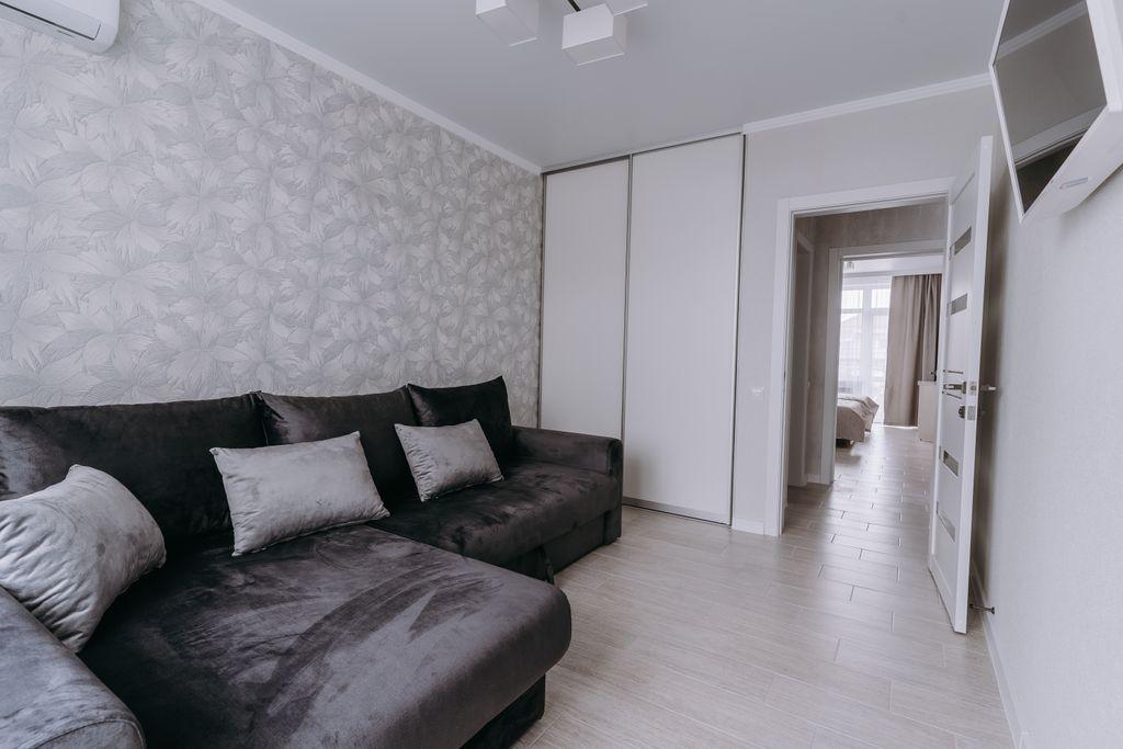 Theo luxury apartaments — Апартаменты Двухкомнатный апартамент на втором этаже