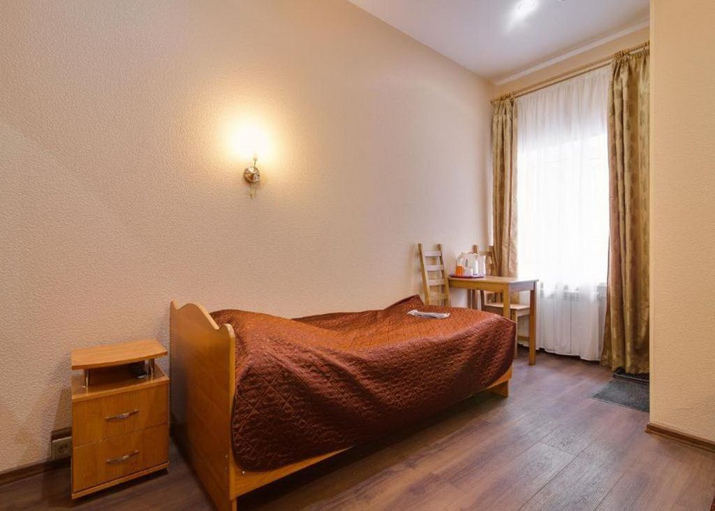 Аллан — Трёхместный номер эконом с собственной ванной комнатой