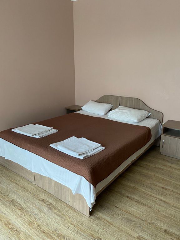 Геленджикский дворик — Трёхместный номер стандарт с балконом