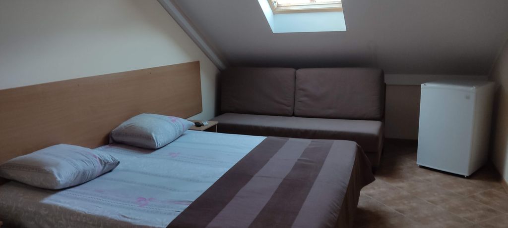 Скарлетт — Трёхместный номер с удобствами в мансарде