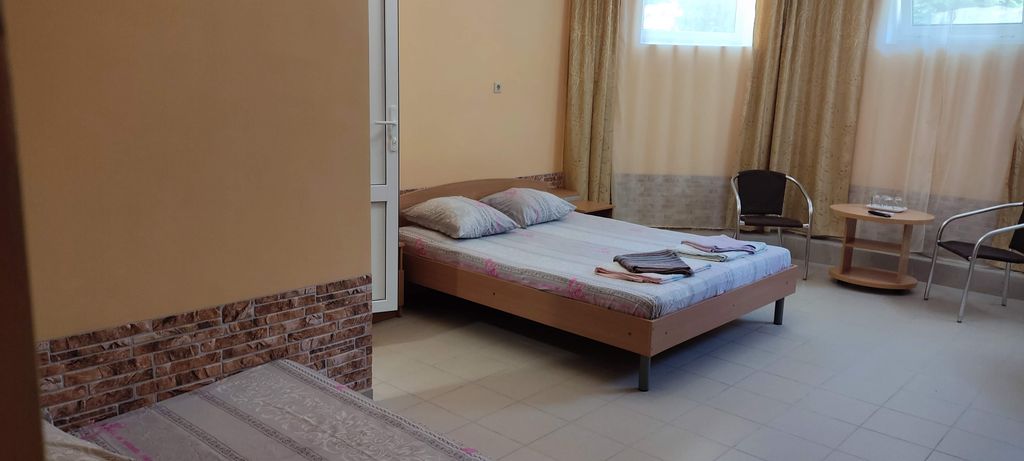 Скарлетт — Трёхместный номер с удобствами эконом (цокольный этаж)