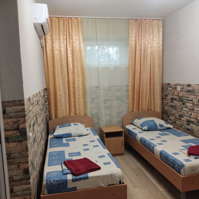 Скарлетт — Двухместный номер с 2 отдельными кроватями с удобствами эконом (цокольный этаж)