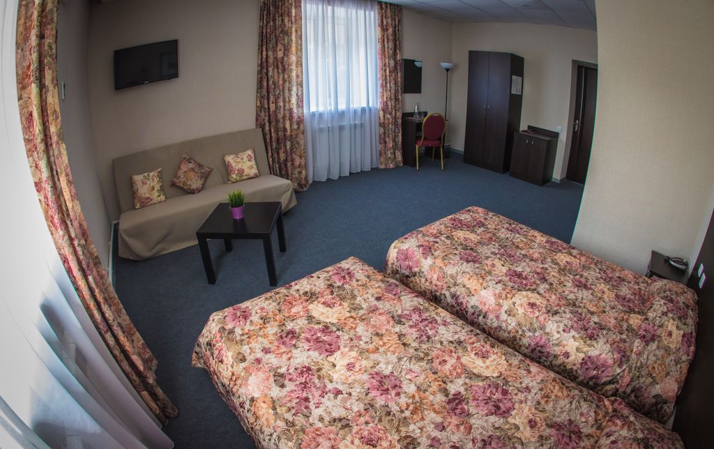 Аура — Трёхместный номер улучшенный с видом на город