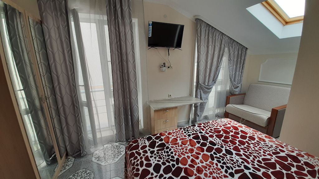 Левладиа — Трёхместный номер комфорт с балконом. 1 кровать + диван 09