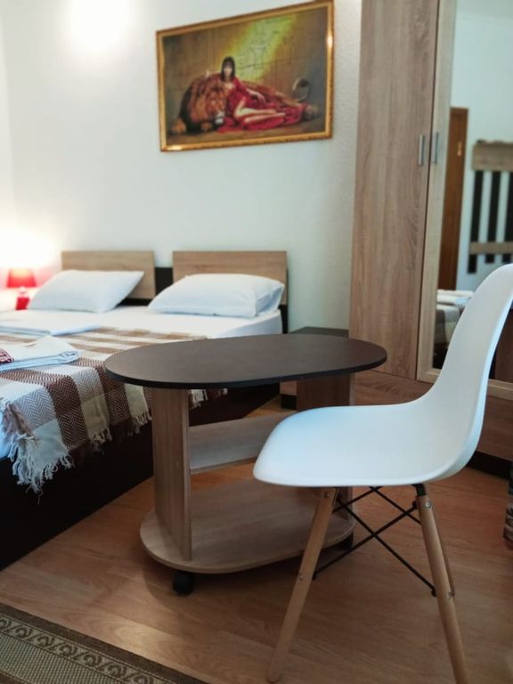 Александра — Трёхместный номер с двуспальной и односпальной кроватями