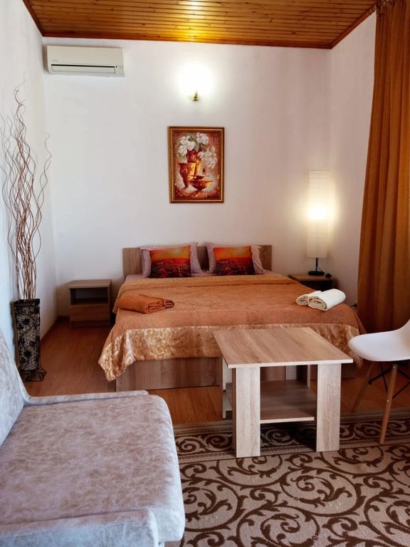 Александра — Трёхместный номер  с двуспальной кроватью и диваном