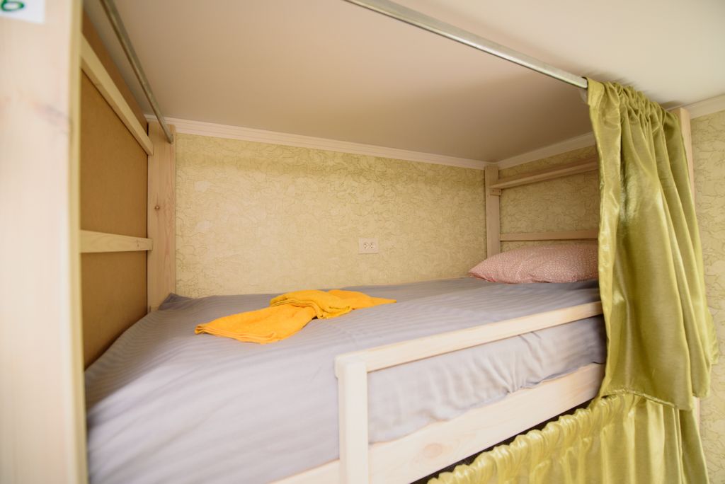 Свои — Многоместный смешанный номер №5 мужской верхнее спальное место в 12-местном