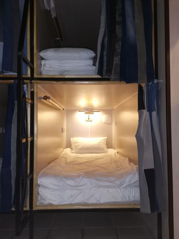 PodSpot Hostel — Многоместный смешанный номер капсула в общем номере с 8 капсулами