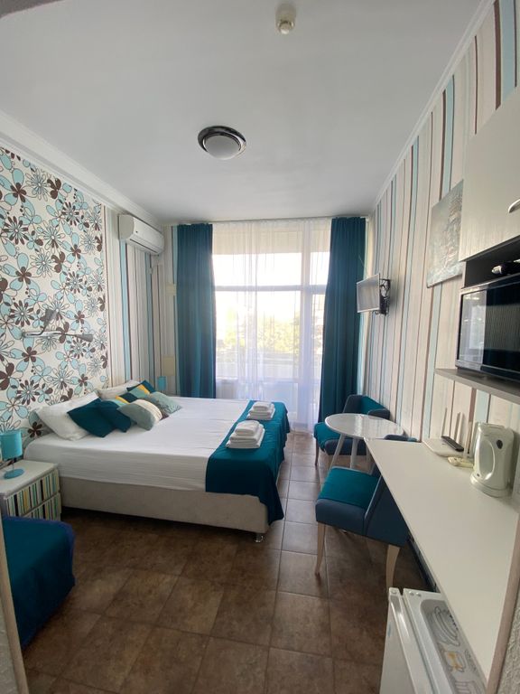 Joy Apartments — Трёхместный номер с открытым балконом и боковым видом на море