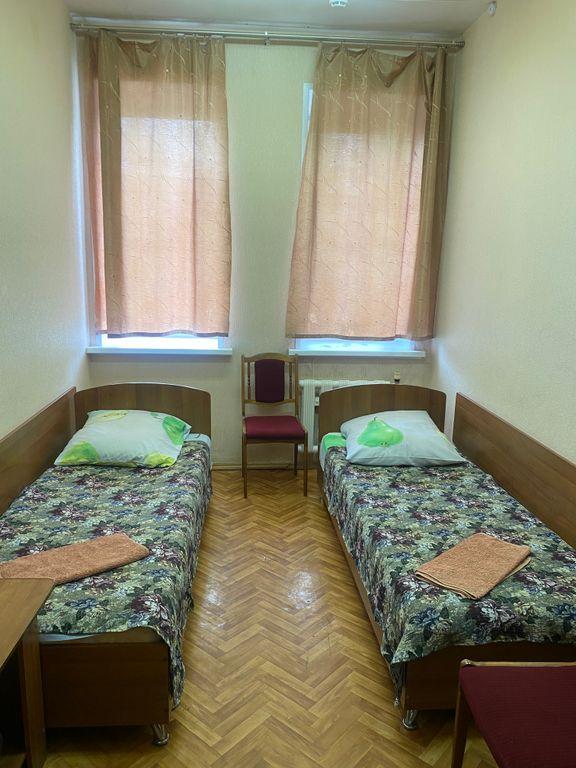 Комета — Двухместный номер с 2 отдельными кроватями без удобств
