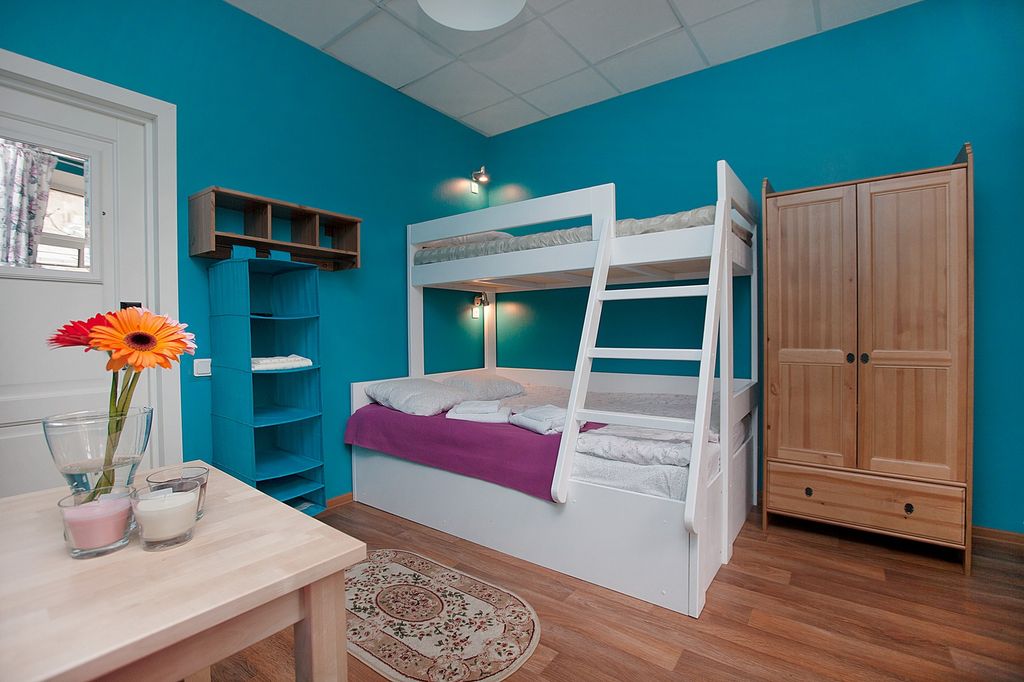 Друзья на Восстания — Трёхместный номер с двухъярусной кроватью и креслом с удобствами на этаже