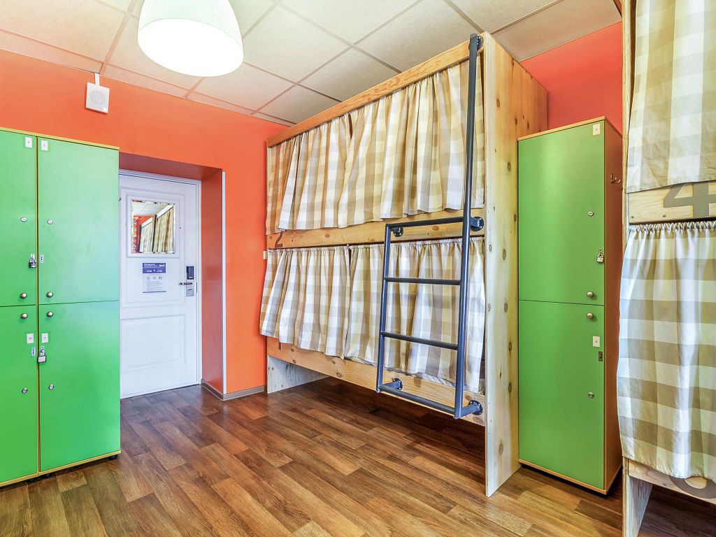 Друзья на Восстания — Многоместный мужской номер 12-местный