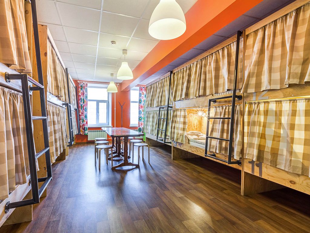 Друзья на Восстания — Многоместный смешанный номер 12-местный