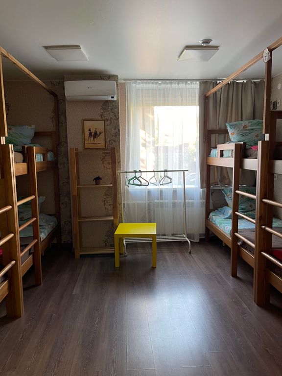 Рус Иркутск — Многоместный смешанный номер кровать в восьмиместном номере для мужчин