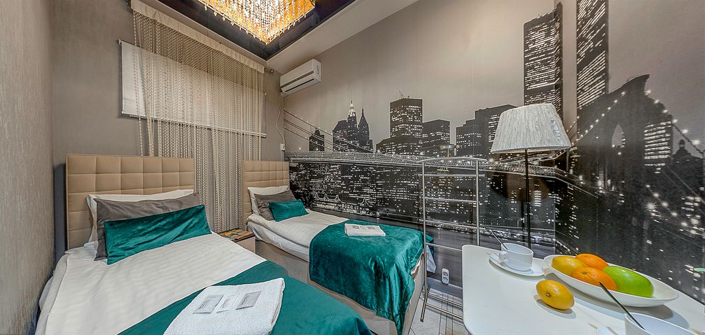 URoom мини отель — Двухместный номер с 2 отдельными кроватями эконом-класса с общей ванной с внутренним окном