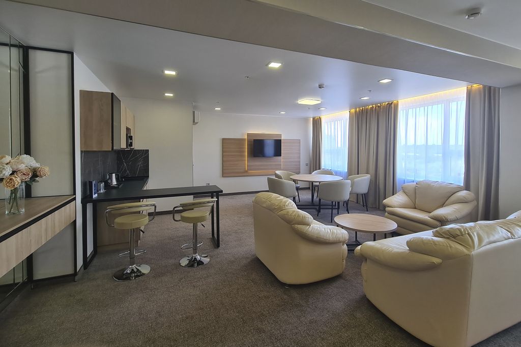 Амакс Конгресс — Апартаменты люкс с видом на город