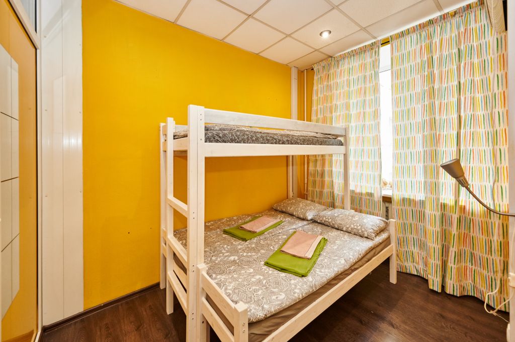 Orange — Семейный номер трехместный с общей ванной комнатой