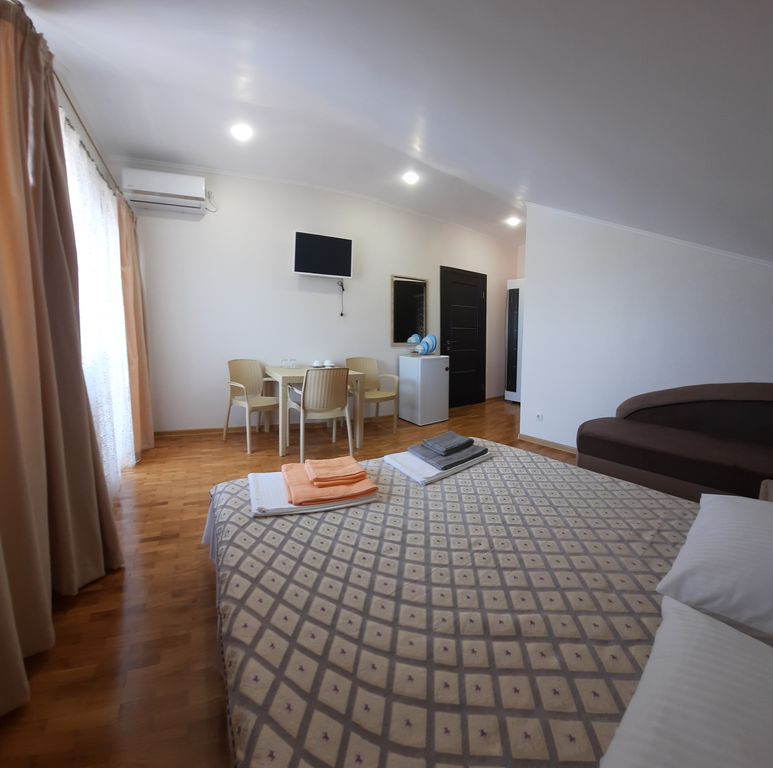 Солнечный — Семейный номер с балконом