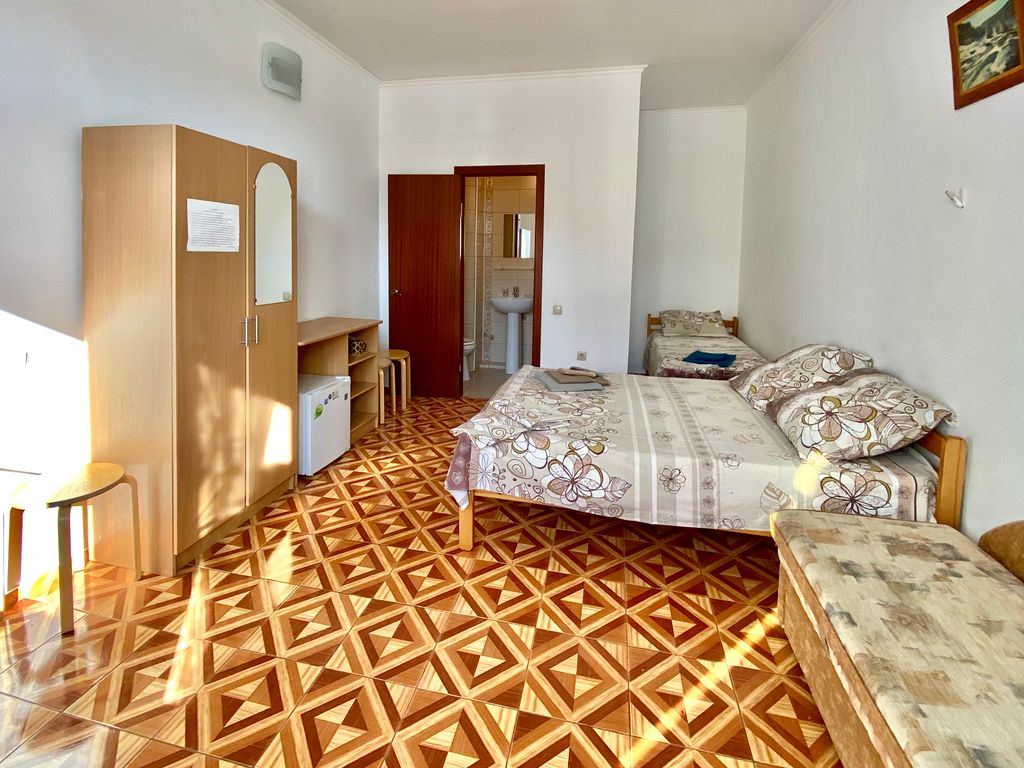 Яна — Трёхместный номер стандарт с видом на горы