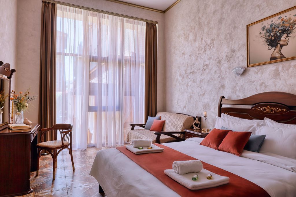 Атлант — Четырёхместный номер полулюкс с балконом