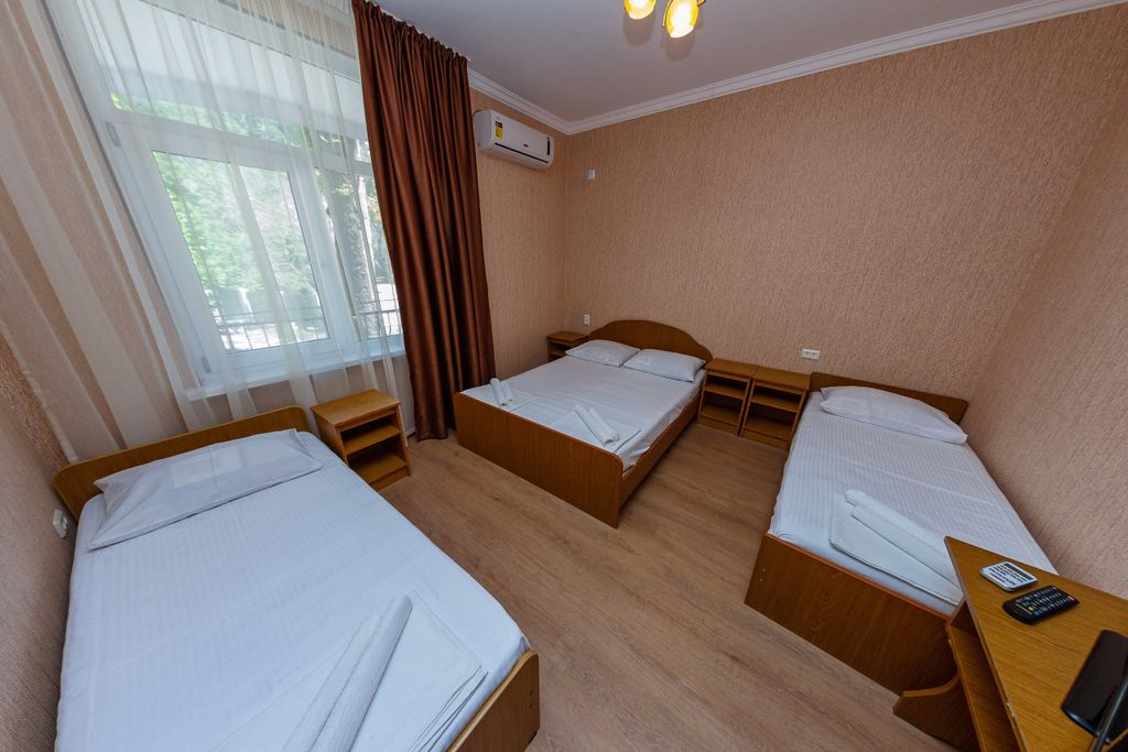 Ирина-Лоо — Четырёхместный номер улучшенный с видом на горы