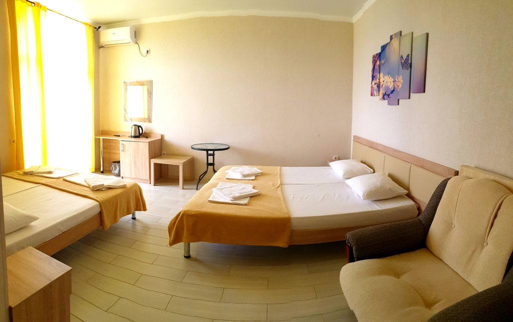 Corona Palace — Четырёхместный номер стандарт с видом на горы