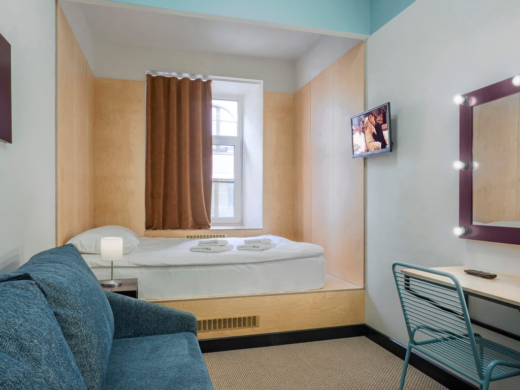 Друзья на Банковском — Семейный номер с диваном и удобствами