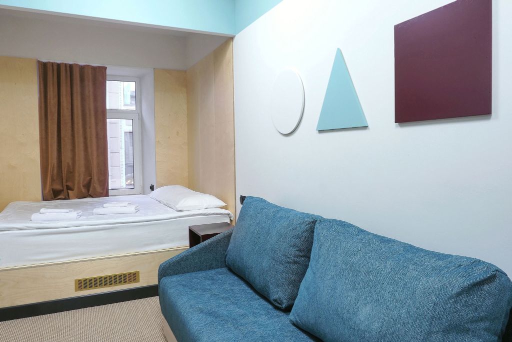 Друзья на Банковском — Семейный номер с диваном с удобствами на этаже