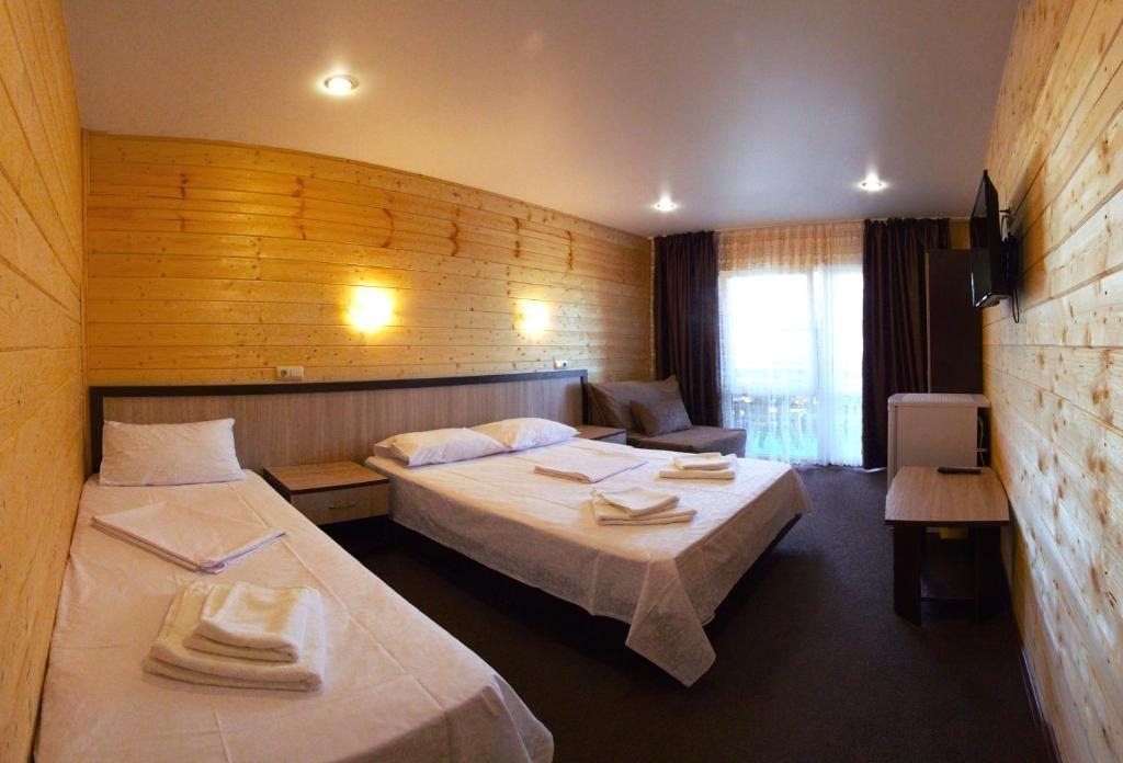 Золотистый — Трёхместный номер стандарт с лоджией