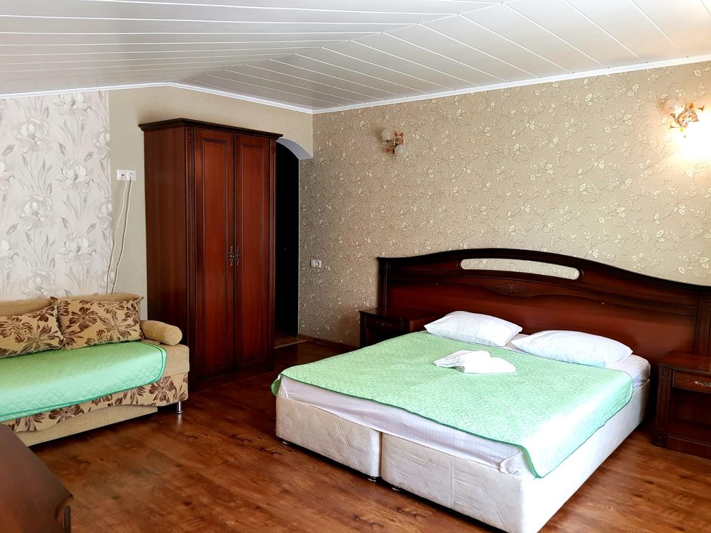 Анна - Вояж — Семейный номер стандарт с видом на город