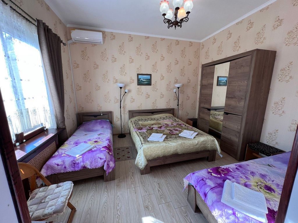 Дом на Крупской 1 — Четырёхместный номер с видом на сад