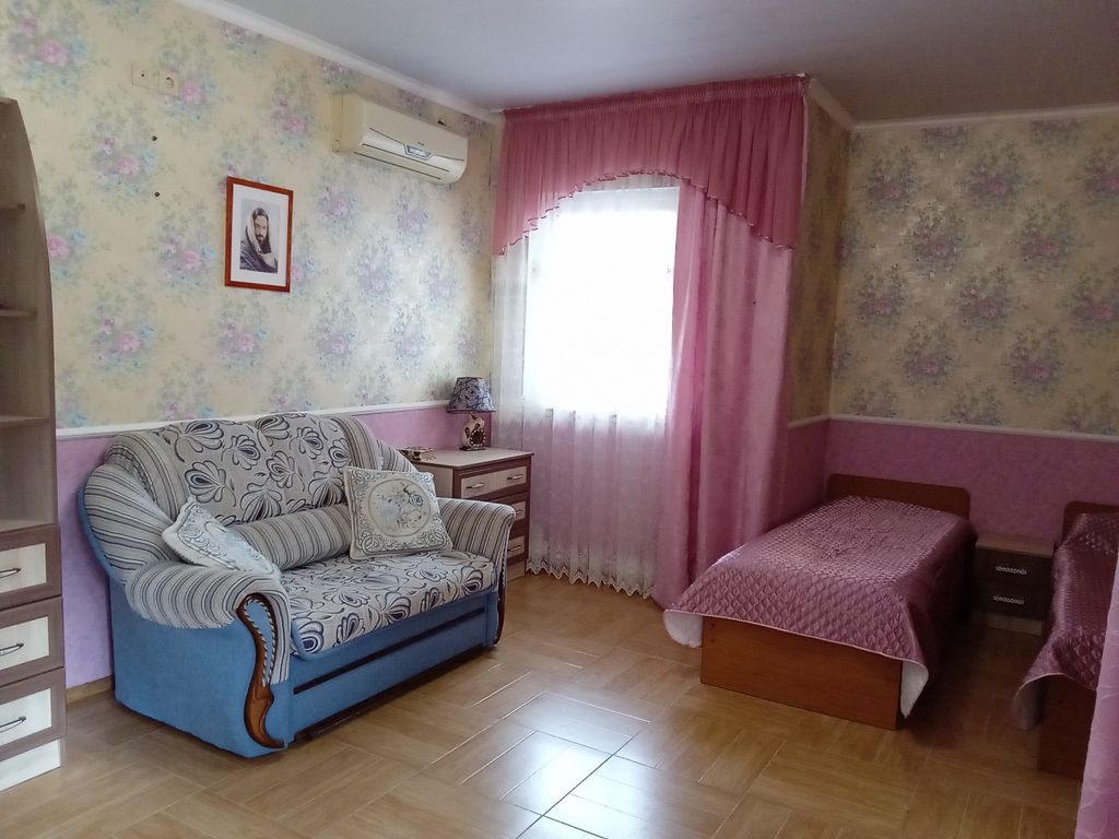 Солнышко — Семейный номер двухкомнатный шестиместный