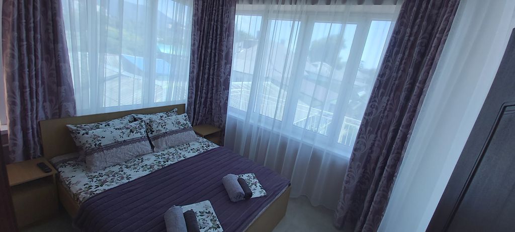 "Юлия" квартиры — Апартаменты 3-комнатный 6-местный с кухней и балконом-террасой