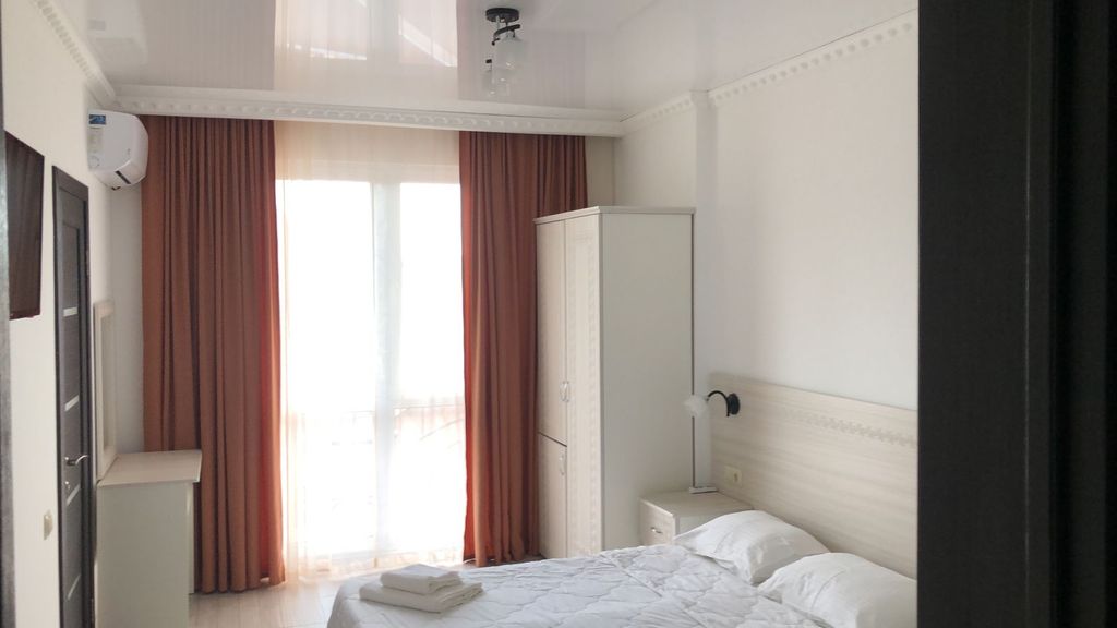 Диана Бутик — Трёхместный номер стандарт с видом на горы