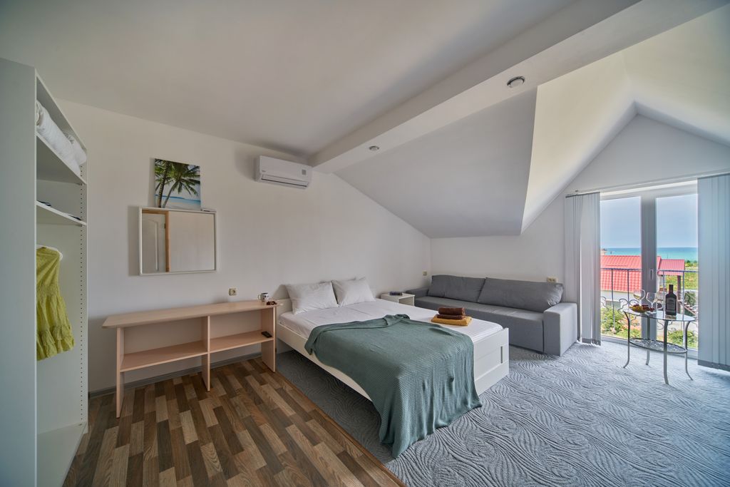 La Marée — Четырёхместный номер с мансардной крышей и видом на море