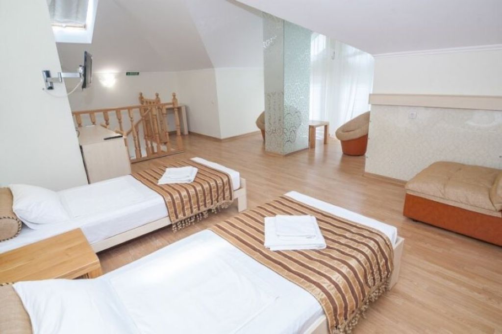 Ника — Семейный номер семейный двухуровневый номер с двумя отдельными кроватям и двумя дополнительными кроватями