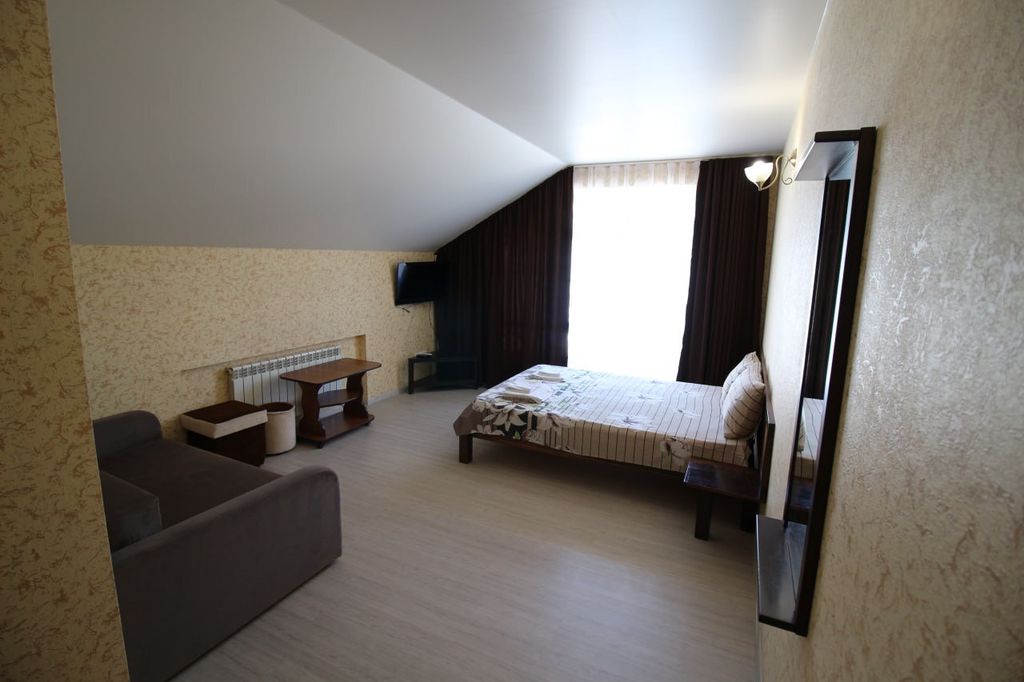 Версаль — Четырёхместный номер стандарт с видом на горы